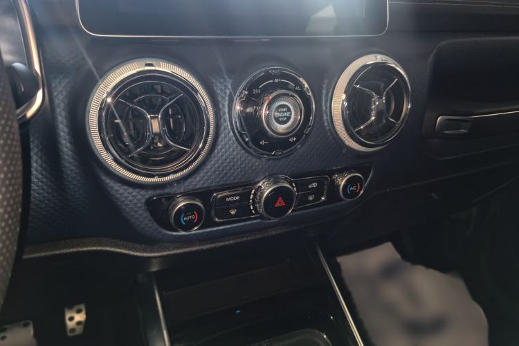 Used BAIC Off-Road BJ40 2018 PLUS 2.0D Manual Four-Wheel Drive Prestige Model China V Emission Standard Audio And AC Panel