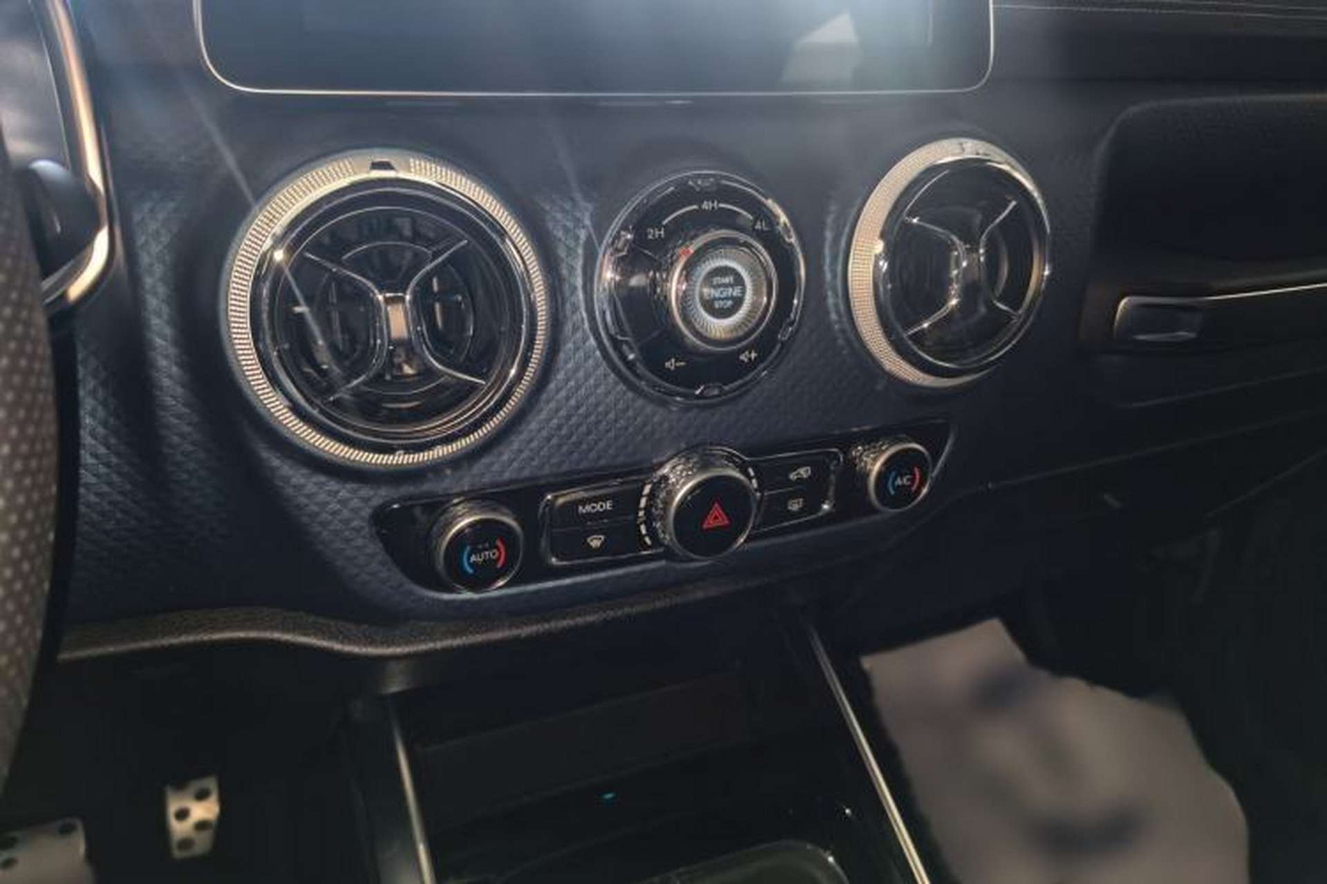 Used BAIC Off-Road BJ40 2018 PLUS 2.0D Manual Four-Wheel Drive Prestige Model China V Emission Standard Audio And AC Panel