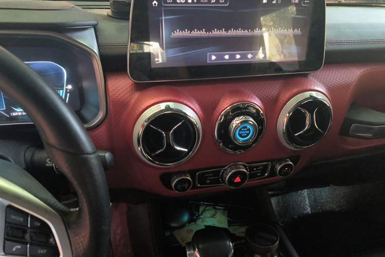 Used BAIC Off-Road BJ40 2018 PLUS 2.3T Automatic Four-Wheel Drive Flagship Version China V Emission Standard Audio And AC Panel