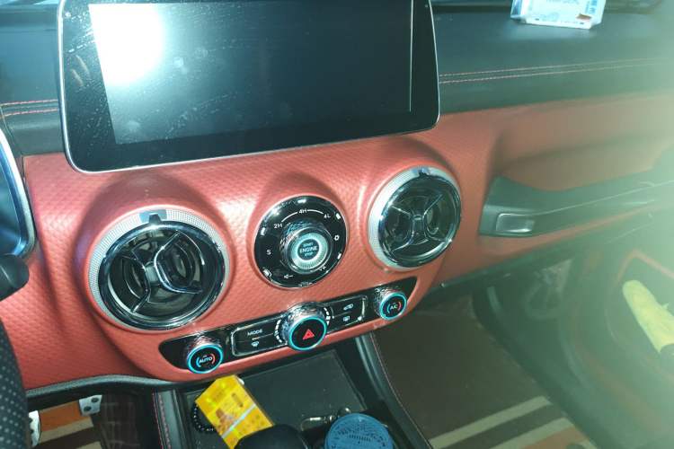Used BAIC Off-Road BJ40 2018 2.3T Automatic Four-Wheel Drive Ring of the Tower Champion Edition China V Emission Standard Audio And AC Panel