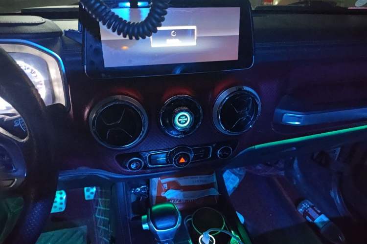 Used BAIC Off-Road BJ40 2018 PLUS 2.3T Automatic Four-Wheel Drive Flagship Version China V Emission Standard Audio And AC Panel