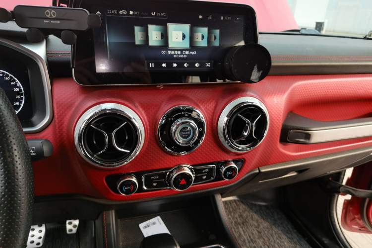 Used BAIC Off-Road BJ40 2018 PLUS 2.3T Automatic Four-Wheel Drive Flagship Version China V Emission Standard Audio And AC Panel