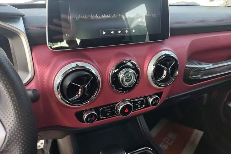 Used BAIC Off-Road BJ40 2018 PLUS 2.3T Automatic Four-Wheel Drive Flagship Version China V Emission Standard Audio And AC Panel