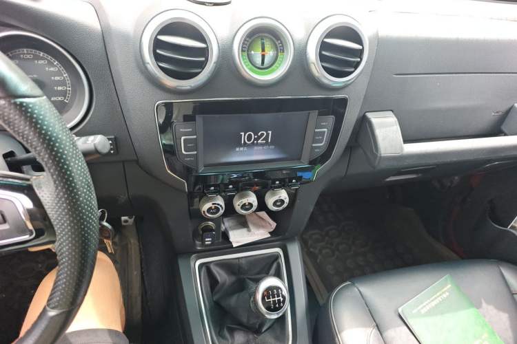 Used BAIC Off-Road BJ40 2018 40L 2.0T Manual Diesel Four-Wheel Drive Prestige Edition Audio And AC Panel