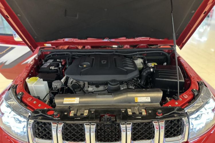 Used BAIC Off-Road BJ40 2018 2.3T Automatic Four-Wheel Drive Ring of the Tower Champion Edition China V Emission Standard Engine Bay