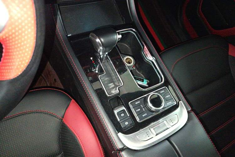 Used BAIC Off-Road BJ40 2018 PLUS 2.3T Automatic Four-Wheel Drive Flagship Version China V Emission Standard Gear Lever