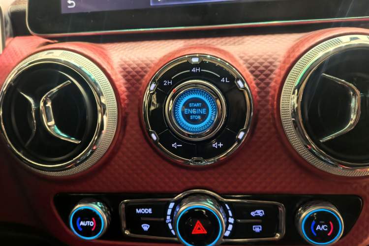 Used BAIC Off-Road BJ40 2018 PLUS 2.0T Manual Four-Wheel Drive Premium Edition China V Interior 11