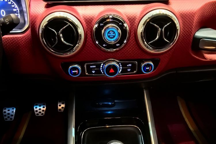 Used BAIC Off-Road BJ40 2018 PLUS 2.0T Manual Four-Wheel Drive Premium Edition China V Interior 8