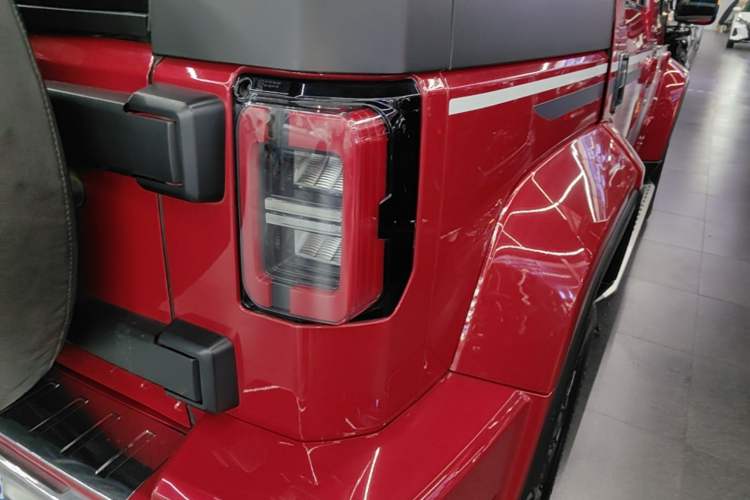 Used BAIC Off-Road BJ40 2018 2.3T Automatic Four-Wheel Drive Ring of the Tower Champion Edition China V Emission Standard Right Rear Taillight