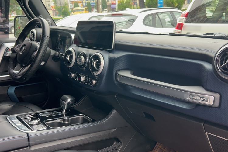 Used BAIC Off-Road BJ40 2019 2.0T Automatic Four-Wheel Drive Urban Hunter Edition Premium Model China V Emission Standard Interior 3