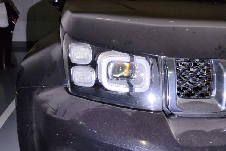 Used BAIC Off-Road BJ40 2019 PLUS 2.3T Automatic Four-Wheel Drive Premium Edition China VI Right Front Headlight