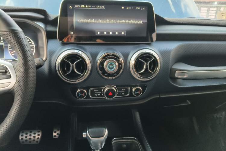 Used BAIC Off-Road BJ40 2019 Updated Version 2.0T Automatic All-Wheel Drive Urban Hunter Edition Premium China V Emission Standard Audio And AC Panel