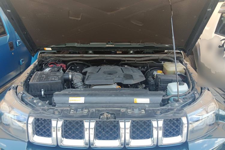 Used BAIC Off-Road BJ40 2019 2.0T Automatic Four-Wheel Drive Urban Hunter Edition Premium Model China V Emission Standard Engine Bay