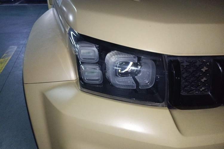 Used BAIC Off-Road BJ40 2019 2.3T Automatic Four-Wheel Drive Ring the Tower Champion Edition China VI Right Front Headlight