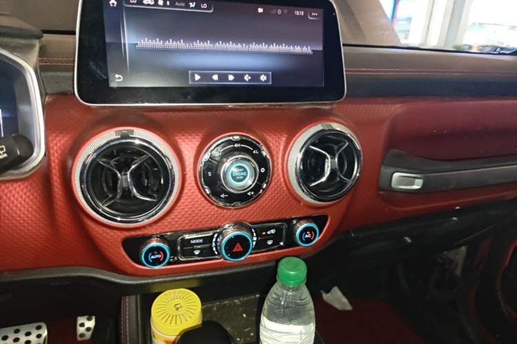 Used BAIC Off-Road BJ40 2019 Updated Version 2.0T Automatic All-Wheel Drive Urban Hunter Edition Premium China V Emission Standard Audio And AC Panel