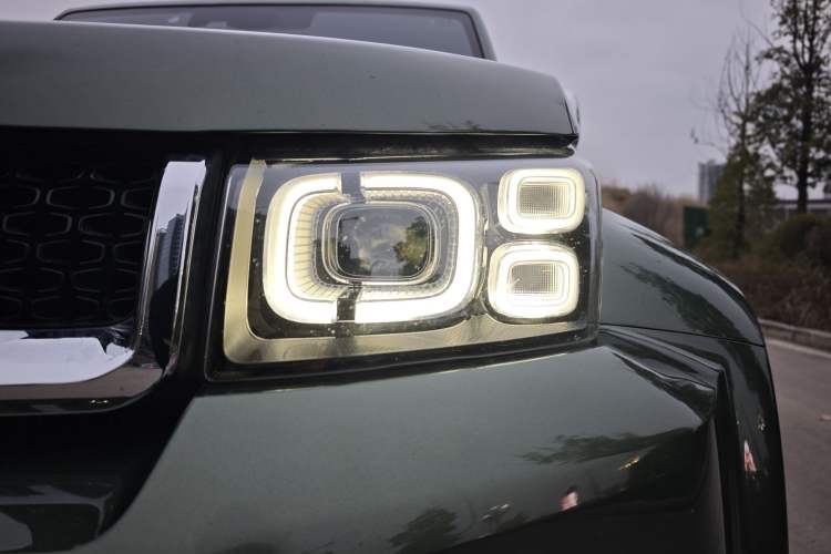 Used BAIC Off-Road BJ40 2019 PLUS 2.3T Automatic Four-Wheel Drive Flagship Edition China VI Emission Standard Left Front Headlight