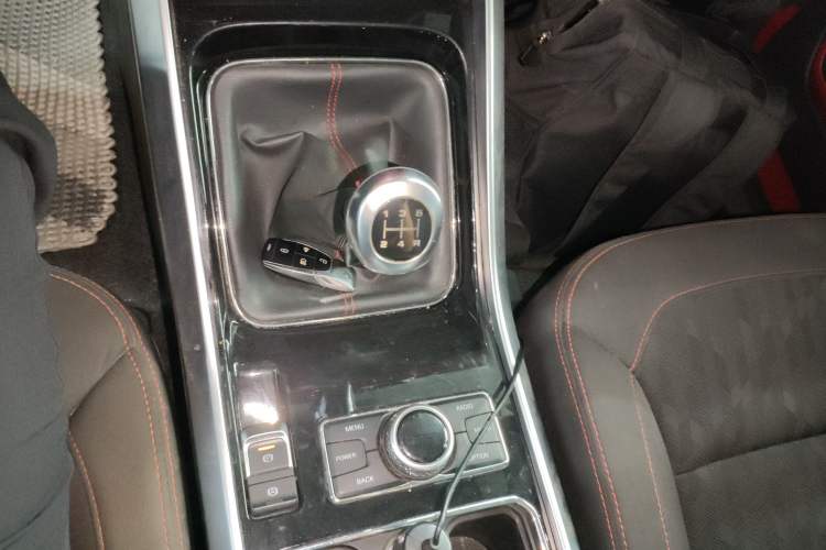 Used BAIC Off-Road BJ40 2019 PLUS 2.3T Manual Four-Wheel Drive Prestige Edition China VI Emission Standard Gear Lever