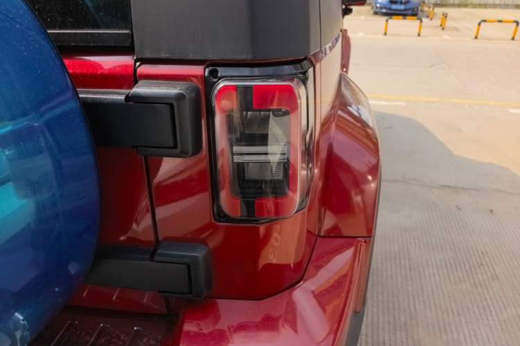 Used BAIC Off-Road BJ40 2019 2.0T Automatic Four-Wheel Drive Urban Hunter Edition Premium Model China V Emission Standard Right Rear Taillight