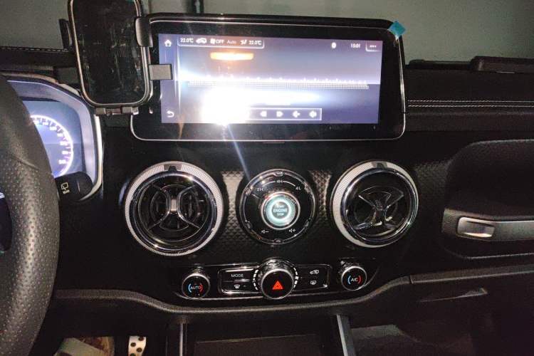 Used BAIC Off-Road BJ40 2019 PLUS 2.3T Manual Four-Wheel Drive Prestige Edition China VI Emission Standard Audio And AC Panel