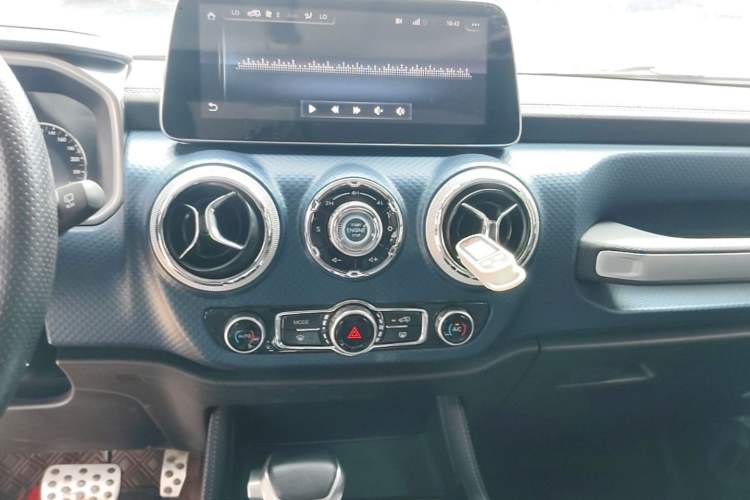Used BAIC Off-Road BJ40 2019 2.3T Automatic Four-Wheel Drive Urban Hunter Edition Premium Model China VI Emission Standard Audio And AC Panel