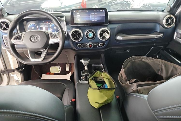 Used BAIC Off-Road BJ40 2019 2.3T Automatic Four-Wheel Drive Urban Hunter Edition Premium Model China VI Emission Standard Center Console
