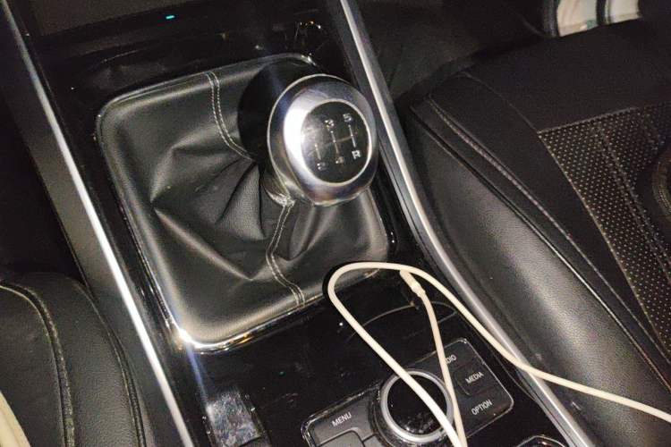 Used BAIC Off-Road BJ40 2019 PLUS 2.3T Manual Four-Wheel Drive Prestige Edition China VI Emission Standard Gear Lever