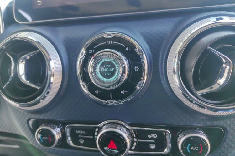 Used BAIC Off-Road BJ40 2019 PLUS 2.3T Automatic Four-Wheel Drive Flagship Edition China VI Emission Standard Interior 9