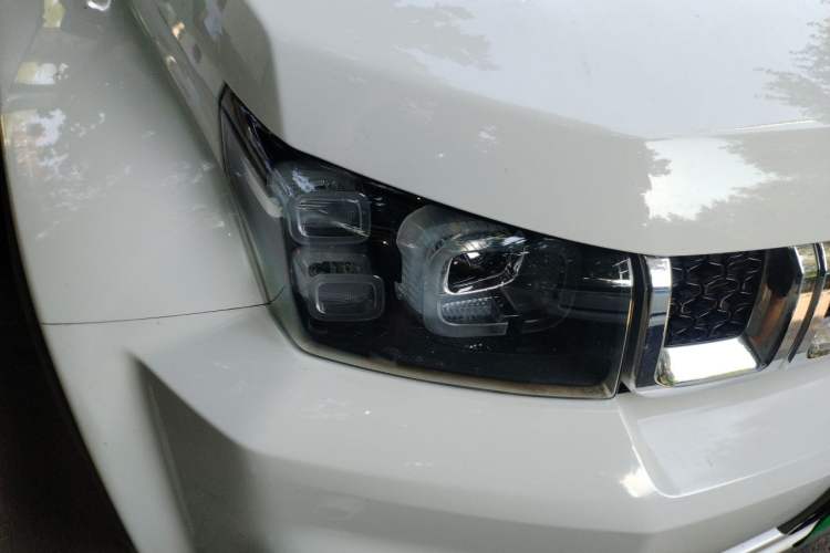 Used BAIC Off-Road BJ40 2019 2.3T Automatic Four-Wheel Drive Urban Hunter Edition Premium Model China VI Emission Standard Right Front Headlight