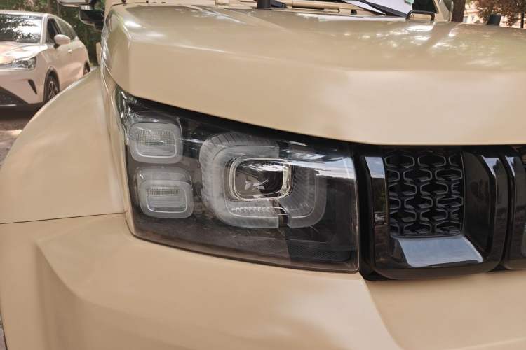Used BAIC Off-Road BJ40 2019 2.3T Automatic Four-Wheel Drive Ring the Tower Champion Edition China VI Right Front Headlight