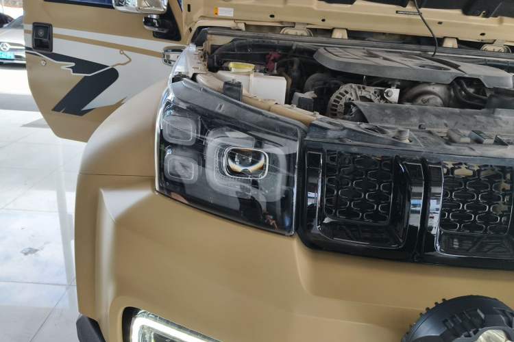 Used BAIC Off-Road BJ40 2019 2.3T Automatic Four-Wheel Drive Ring the Tower Champion Edition China VI Right Front Headlight