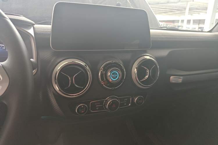 Used BAIC Off-Road BJ40 2020 2.0T Automatic Four-Wheel Drive Urban Hunter Edition Chivalrous Type Audio And AC Panel