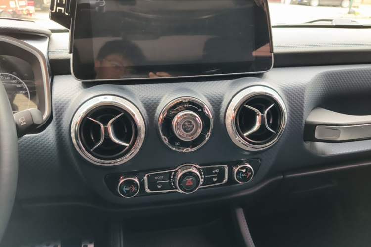 Used BAIC Off-Road BJ40 2020 2.0T Automatic Four-Wheel Drive Urban Hunter Edition Chivalrous Type Audio And AC Panel