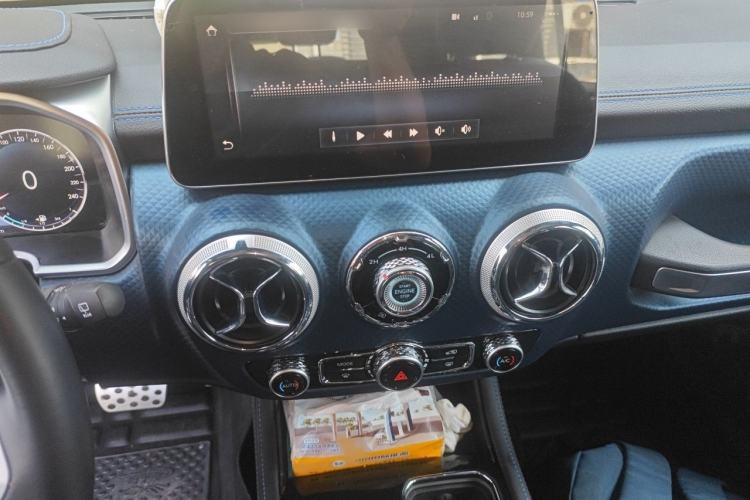 Used BAIC Off-Road BJ40 2020 2.0T Automatic Four-Wheel Drive Urban Hunter Edition Chivalrous Type Audio And AC Panel
