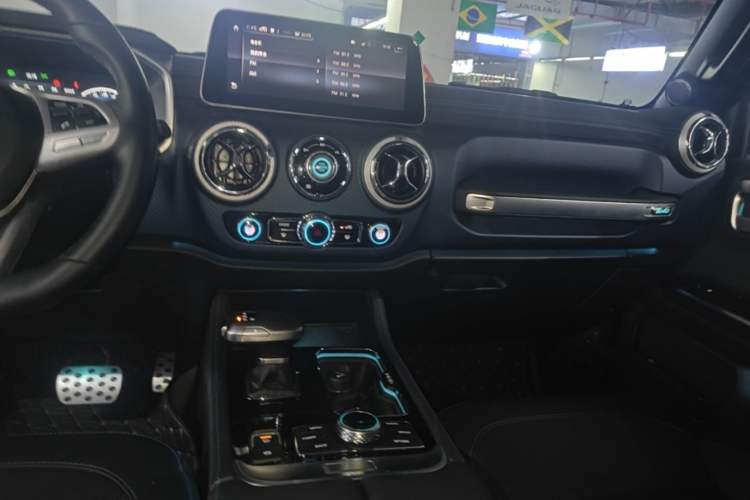 Used BAIC Off-Road BJ40 2020 2.0T Automatic Four-Wheel Drive Urban Hunter Edition Chivalrous Type Audio And AC Panel