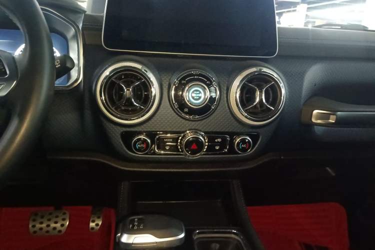 Used BAIC Off-Road BJ40 2020 2.0T Automatic Four-Wheel Drive Urban Hunter Edition Chivalrous Type Audio And AC Panel
