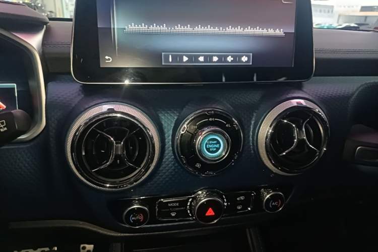Used BAIC Off-Road BJ40 2020 2.0T Automatic Four-Wheel Drive Urban Hunter Edition Chivalrous Type Audio And AC Panel