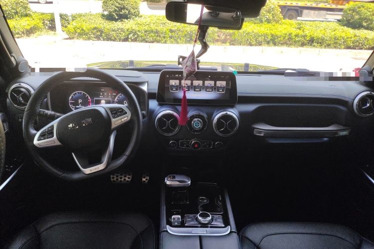 Used BAIC Off-Road BJ40 2020 2.0T Automatic Four-Wheel Drive Urban Hunter Edition Chivalrous Type Center Console