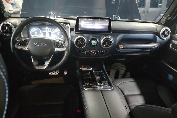 Used BAIC Off-Road BJ40 2020 2.0T Automatic Four-Wheel Drive Urban Hunter Edition Chivalrous Type Center Console