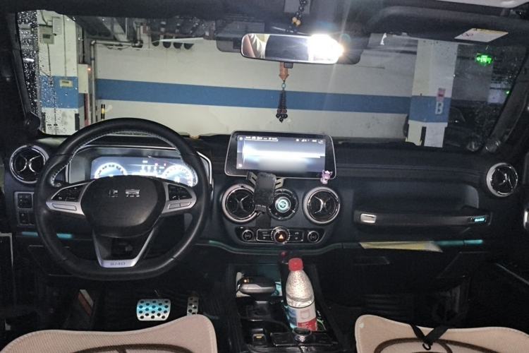 Used BAIC Off-Road BJ40 2020 2.0T Automatic Four-Wheel Drive Urban Hunter Edition Chivalrous Type Center Console