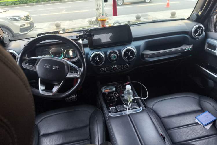 Used BAIC Off-Road BJ40 2020 2.0T Automatic Four-Wheel Drive Urban Hunter Edition Chivalrous Type Center Console