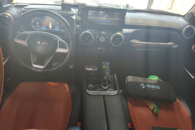 Used BAIC Off-Road BJ40 2020 2.0T Automatic Four-Wheel Drive Urban Hunter Edition Chivalrous Type Center Console