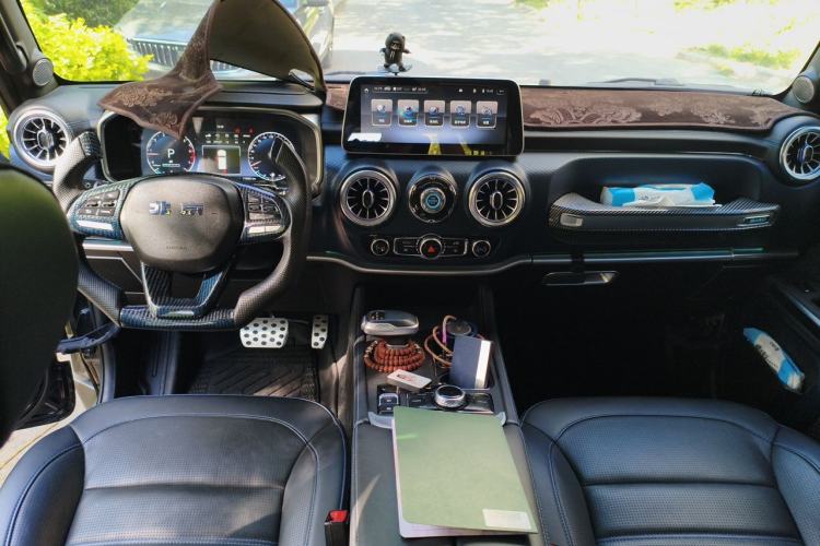 Used BAIC Off-Road BJ40 2020 2.0T Automatic Four-Wheel Drive Urban Hunter Edition Chivalrous Type Center Console