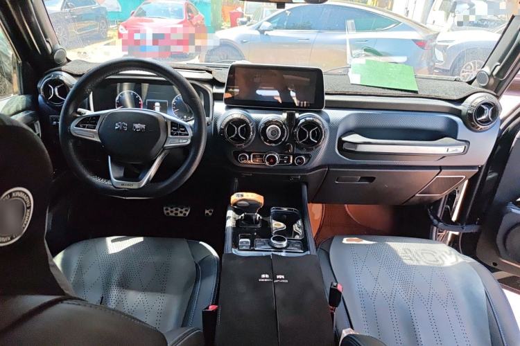 Used BAIC Off-Road BJ40 2020 2.0T Automatic Four-Wheel Drive Urban Hunter Edition Chivalrous Type Center Console