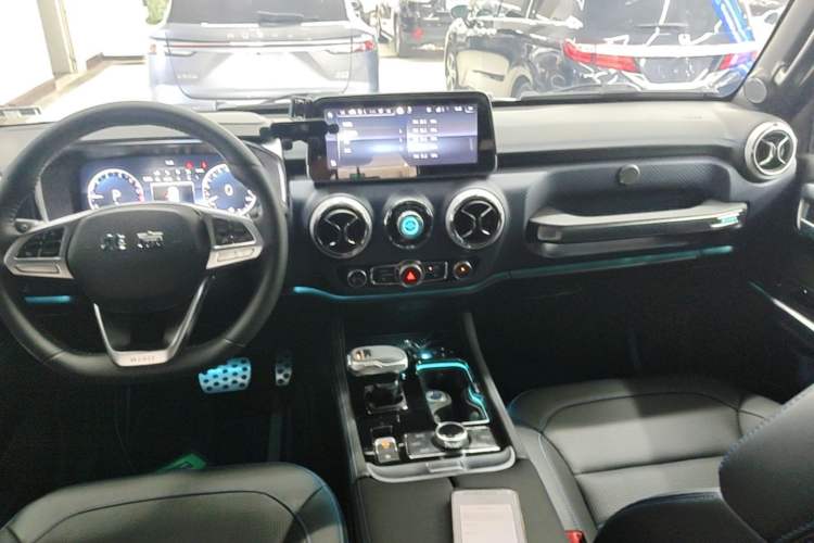 Used BAIC Off-Road BJ40 2020 2.0T Automatic Four-Wheel Drive Urban Hunter Edition Chivalrous Type Center Console