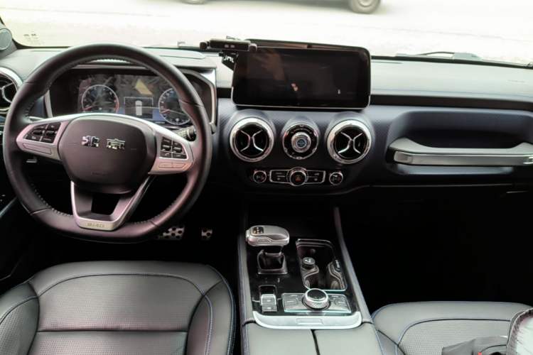Used BAIC Off-Road BJ40 2020 2.0T Automatic Four-Wheel Drive Urban Hunter Edition Chivalrous Type Center Console