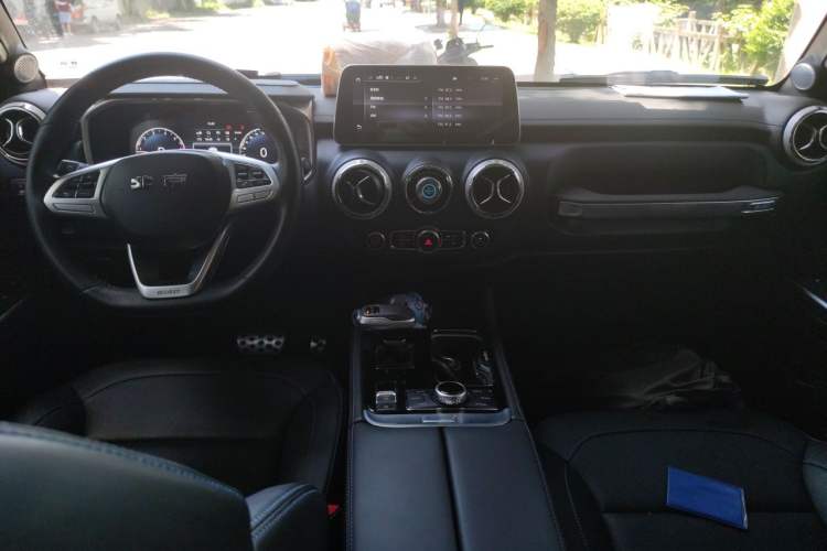 Used BAIC Off-Road BJ40 2020 2.0T Automatic Four-Wheel Drive Urban Hunter Edition Chivalrous Type Center Console