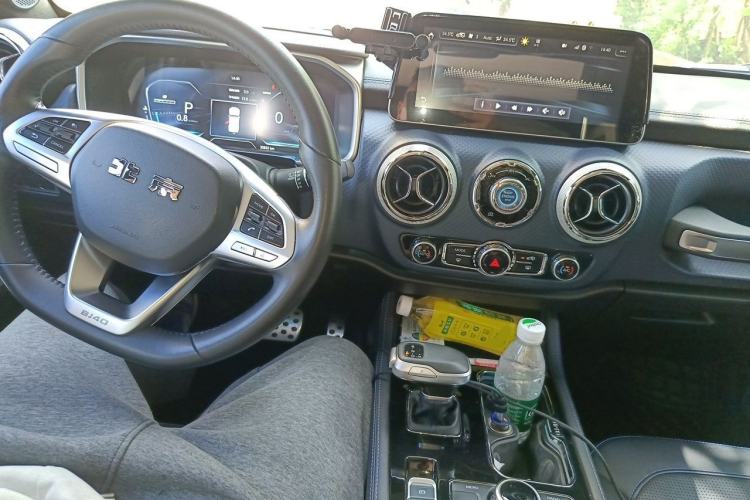 Used BAIC Off-Road BJ40 2020 2.0T Automatic Four-Wheel Drive Urban Hunter Edition Chivalrous Type Center Console
