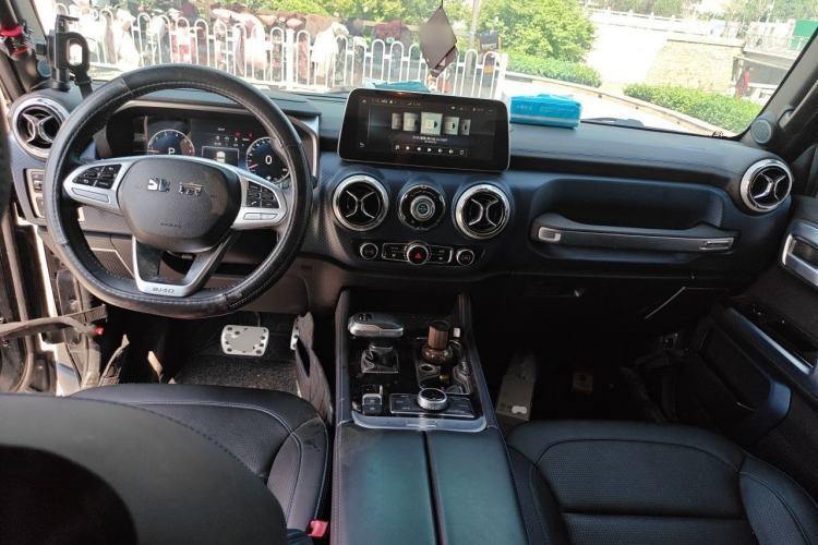 Used BAIC Off-Road BJ40 2020 2.0T Automatic Four-Wheel Drive Urban Hunter Edition Chivalrous Type Center Console