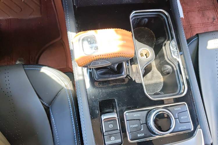 Used BAIC Off-Road BJ40 2020 2.0T Automatic Four-Wheel Drive Urban Hunter Edition Chivalrous Type Gear Lever