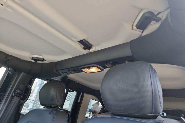 Used BAIC Off-Road BJ40 2020 2.0T Automatic Four-Wheel Drive Urban Hunter Edition Chivalrous Type Headliner